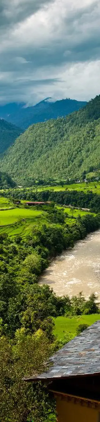 Geniesse den tollen Ausblick ins grüne Punakha Tal